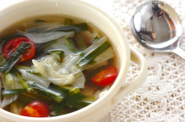 白いスープカップによそった野菜のナンプラー風味スープ