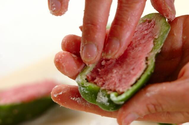 初心者も簡単！ピーマンの肉詰め照り焼きにの作り方の手順2