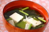 豆腐とワカメのすまし汁