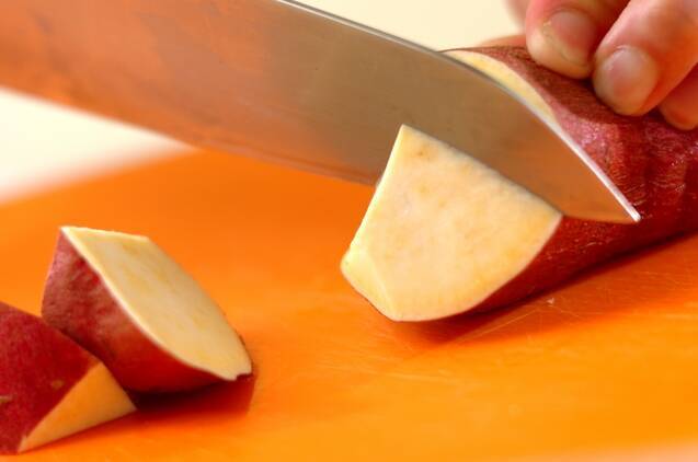 サツマイモのきな粉和えの作り方の手順1