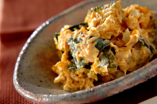 和食器に盛られたかぼちゃとゆで卵のツナ缶サラダ