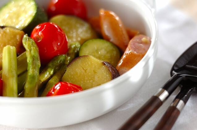 白い鍋に入った野菜のオイル蒸し煮