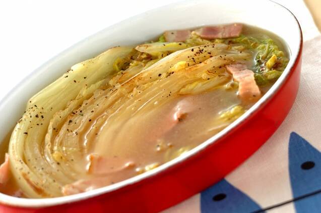 赤い器に入った焼き白菜とベーコンのスープ