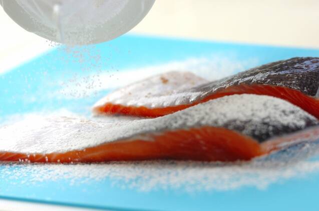 鮭のソテーバジルトマトソースの作り方の手順1