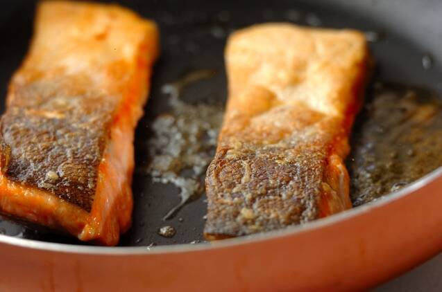 鮭のソテーバジルトマトソースの作り方の手順3
