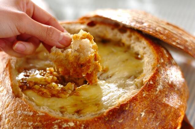 丸ごとカレーパンのカレーにパンをひたしている様子