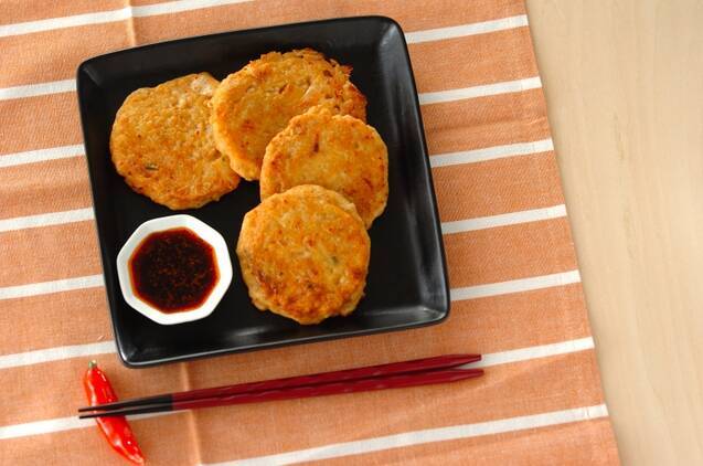 鶏ひき肉とキムチ入りの小さなチヂミとタレ