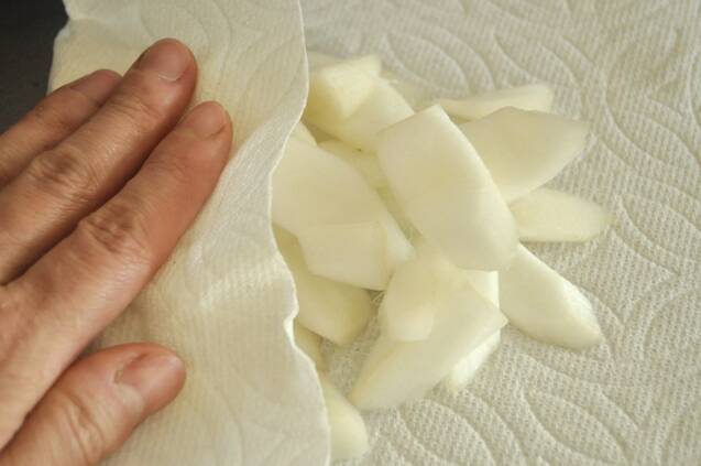 ウドとブリの刺身の酢みそ和えの作り方の手順5