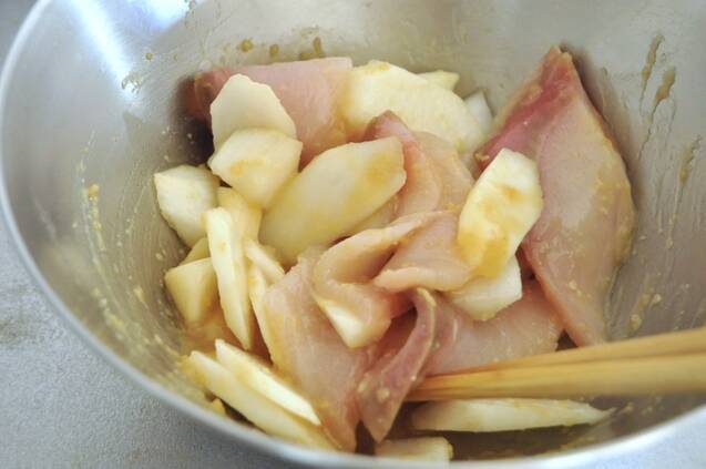 ウドとブリの刺身の酢みそ和えの作り方の手順5