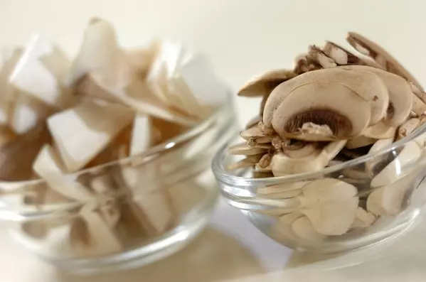 キノコと春菊のパスタの下準備1