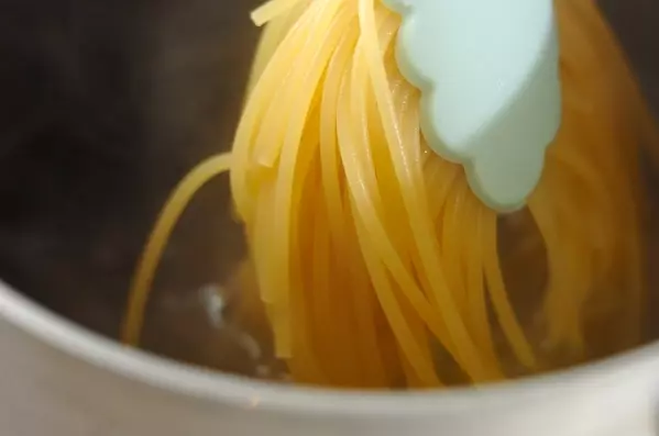 キノコと春菊のパスタの作り方1