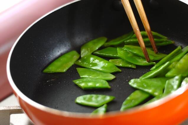 キヌサヤのナンプラーきんぴらの作り方の手順2