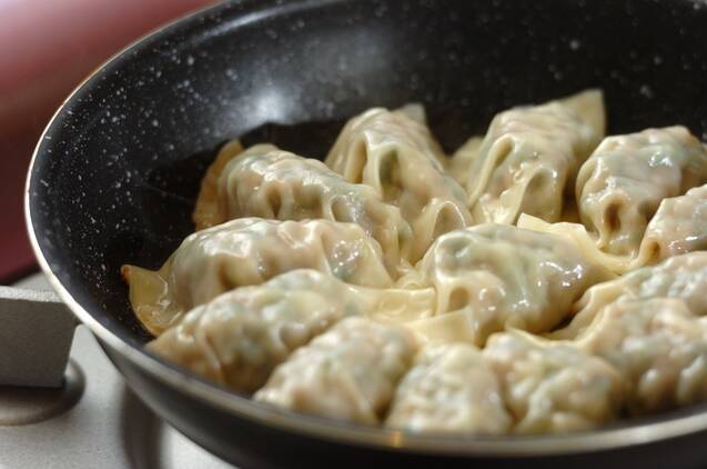 スパイスしょうゆで焼き餃子の作り方の手順6