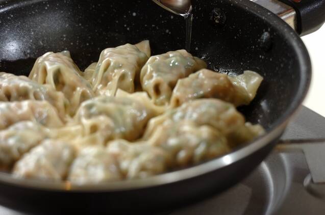 スパイスしょうゆで焼き餃子の作り方の手順7