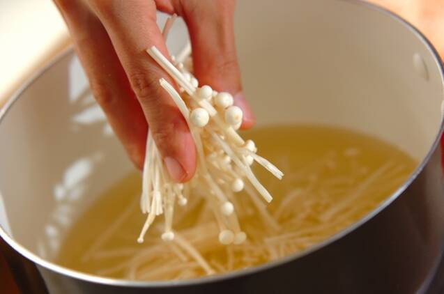 エノキとネギのみそ汁の作り方の手順3