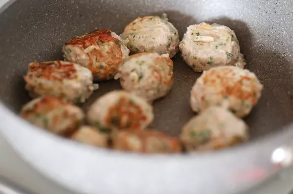 かさ増し効果で節約に！もやしの鶏だんご by つくおき nozomiさんの作り方4