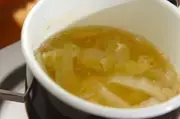 白菜と玉ネギのみそ汁の作り方1