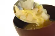 白菜と玉ネギのみそ汁の作り方2