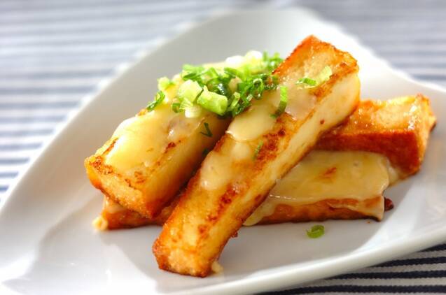 白い皿に厚揚げチーズのしょうゆ焼きが盛られている様子