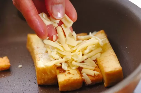 おつまみにもおかずにも！ 厚揚げのチーズ焼きの作り方3