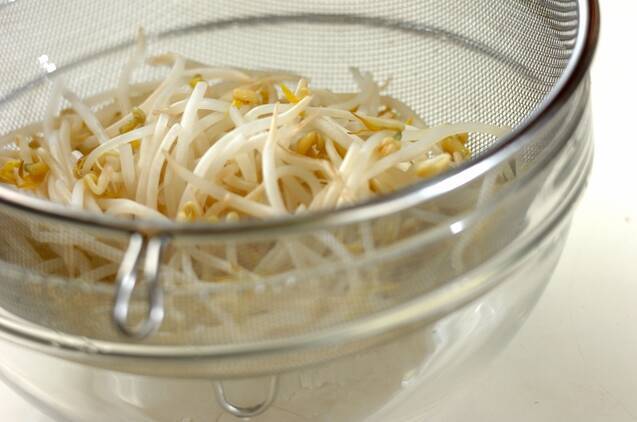 モヤシの焦がしニンニクダレの作り方の手順1