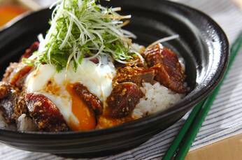温泉卵のせカツオ丼