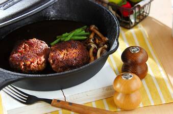 スキレットの煮込みハンバーグ