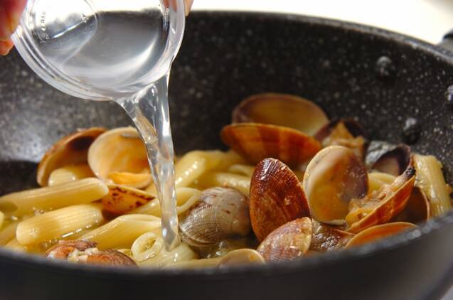 ボンゴレ・ビアンコ・ペンネの作り方の手順4