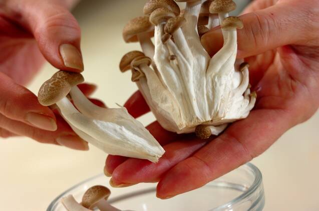 豚肉とキノコのみそ汁の作り方の手順1