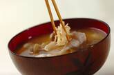 豚肉とキノコのみそ汁の作り方3