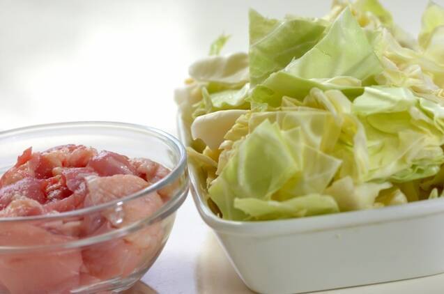 鶏とキャベツのスープの作り方の手順1