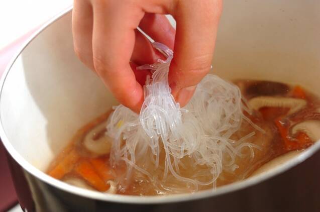 ささ身と春雨の中華スープの作り方の手順3