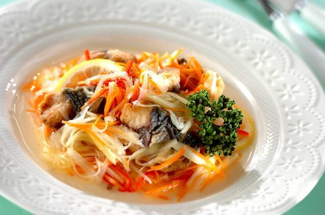 カラフルな野菜とアジのエスカベーシュ