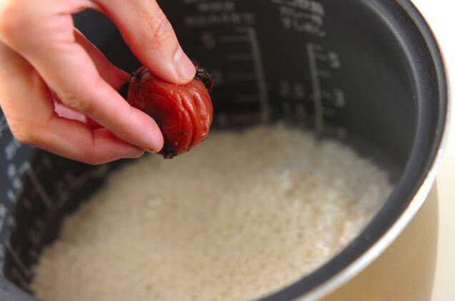 梅干し入りご飯の作り方の手順2