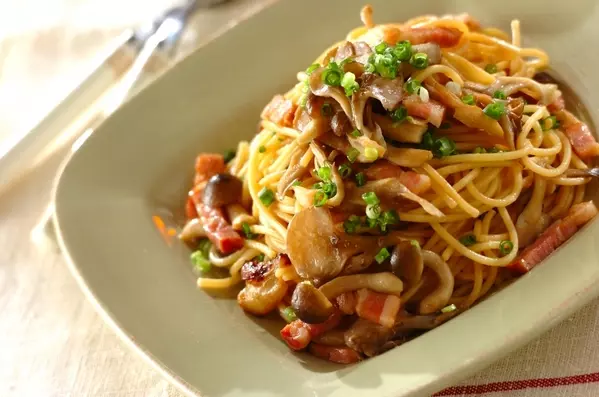 ニンニク香る！キノコとベーコンの和風パスタ