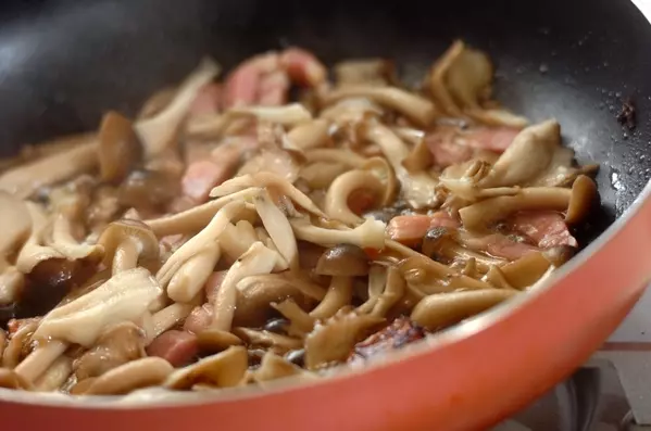 ニンニク香る！キノコとベーコンの和風パスタの作り方2