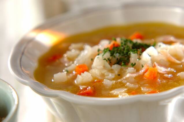 白い深皿に盛りつけられたかぶとベーコン、玉ねぎ入りのスープ