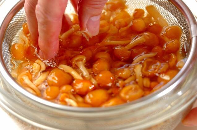 ナメコ汁の作り方の手順1