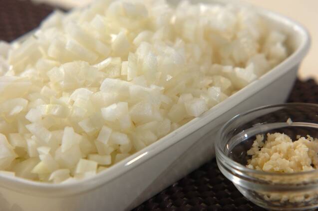 玉ネギとチアシードスープの作り方の手順1