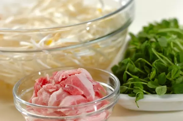 鶏ガラスープの素と麺つゆを使いこなす簡単ラーメンの下準備1