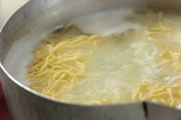 鶏ガラスープの素と麺つゆを使いこなす簡単ラーメンの作り方の手順4