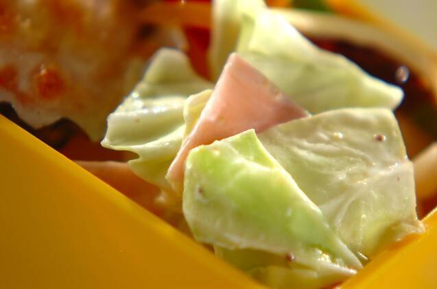 キャベツとハムのヨーグルトサラダ