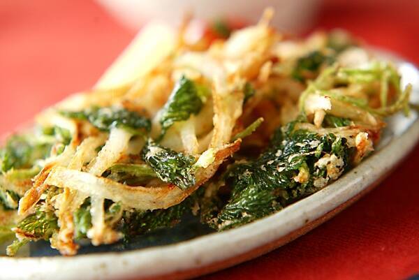 白い皿に盛り付けられた白魚のかきあげ