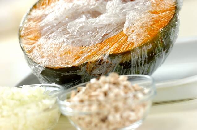 カボチャのひき肉のクリームソース・グラタンの作り方の手順1