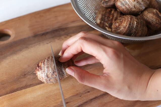 里芋とおかか梅の和風ポテトサラダの作り方の手順1