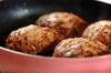 簡単おいしい煮込みハンバーグ 家庭的な味わいの作り方の手順5