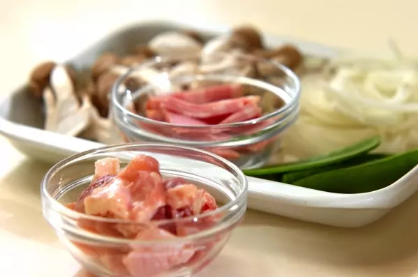 超時短!鶏もも肉とベーコンの和風パスタの下準備1
