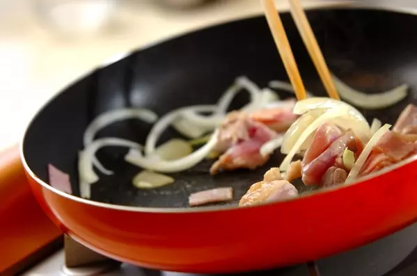 超時短！鶏もも肉とベーコンの和風パスタの作り方1