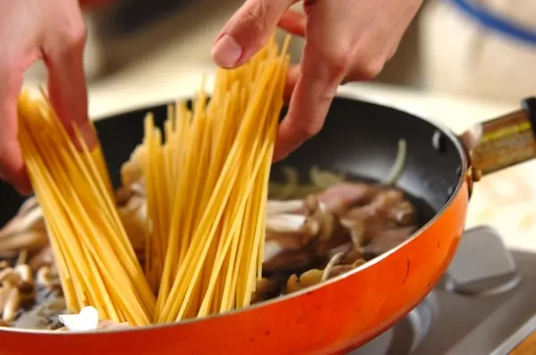 超時短！鶏もも肉とベーコンの和風パスタの作り方2