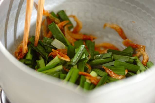 桜エビとニラのみそ汁の作り方の手順2